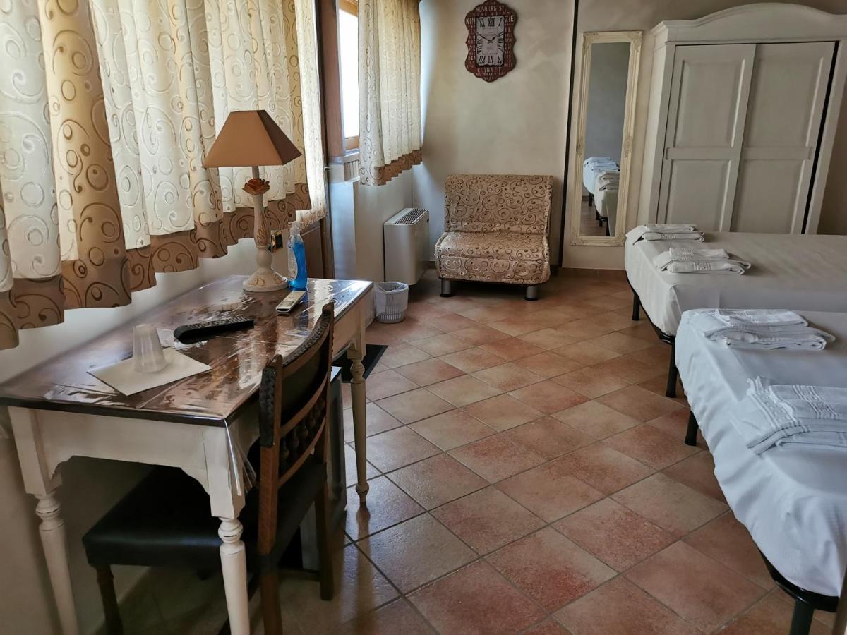 B&B oasi di mamma clara Latina Bagian luar foto